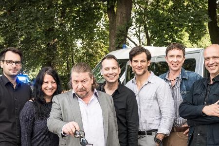 Bei den Dreharbeiten v.l.n.r.: Redakteur Nico Grein, Produzentin Henriette Lippold, Armin Rohde, Sebastian Fitzek, Torben Li...