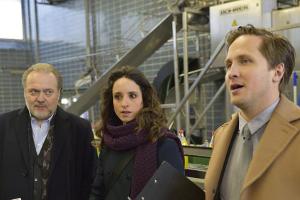 "Der Alte: Sündenfall": Hauptkommissar Voss (Jan-Gregor Kremp, l.) und Annabell Lorenz (Stephanie Stumph) befragen Frederik ...