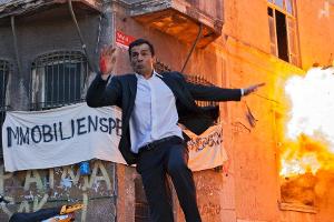 "Mordkommission Istanbul: Rettet Tarlabasi": Nur knapp entgeht Mehmet Özakin (Erol Sander) einer gewaltigen Explosion