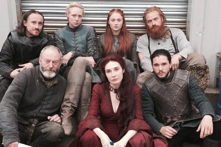 Vorne, von links: Liam Cunningham, Carice van Houten und Kit Harington; Hinten, von links: Ben Crompton, Gwendoline Christie...