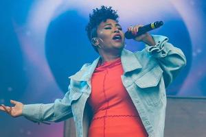 Emeli Sandé hat sich mit einem festivaltauglichen Outfit ihrer Auftrittslocation angepasst