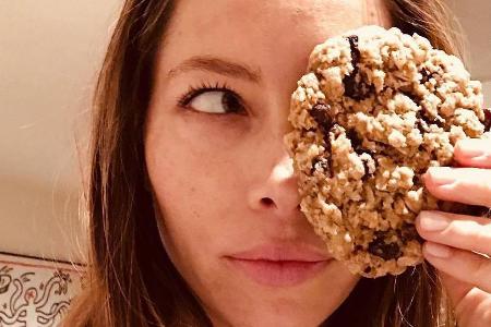 Auch riesige Cookies sind für Jessica Biel kein Problem