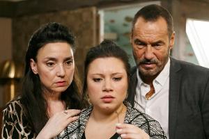 "Alles was zählt": Vanessa (M.) entdeckt eine kleine Kamera und erkennt im Beisein von Simone und Richard schockiert, dass L...