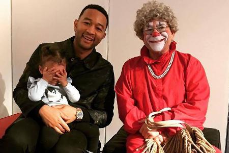 John Legend mit Tochter Luna und einem weihnachtlichen Clown
