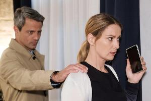 "Unter uns": Andrea wird von Benedikt dabei ertappt, wie sie heimlich seinen Safe öffnet