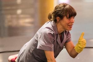 In "Hit Mom" (Mittwoch, 20:15 Uhr, Das Erste) spielt Anneke Kim Sarnau eine mörderische Putzfrau