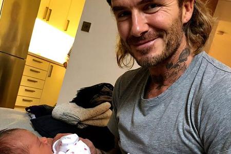 David strahlt in die Kamera, während er seine Nichte hält.