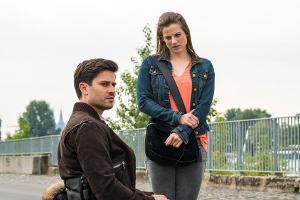 "Alles was zählt": Jenny erklärt Deniz, dass sie Zobel eine Spyware unterschmuggeln will