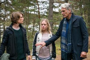 "Der Kommissar und das Meer: Tage der Angst": Werden Niklas Anders (Sven Gielnik, l.), Lucy Wallin (Felicia Truedsson, M.) u...