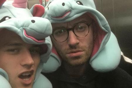 Sam Smith (r.) und Brandon Flynn als lustige Einhörner in London