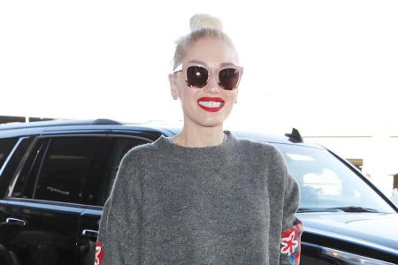 Sängerin Gwen Stefani (48) macht alles richtig: Die Sängerin trägt eine große Sonnenbrille in Pastellrosa.