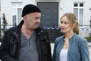 "Ein starkes Team: Wespennest": Otto Garber (Florian Martens) und Linett Wachow (Stefanie Stappenbeck) befragen die Nachbarn...