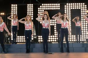 Stillgestanden! Die Barden Bellas performen in "Pitch Perfect 3" für US-Soldaten
