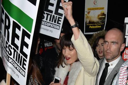 Bella Hadid (im weißen Mantel) auf einem Protest in London