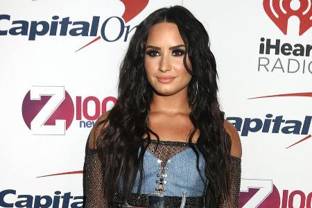 Mit ihrem merkwürdigen Denim Outfit hat sich Demi Lovato leider keinen Gefallen getan