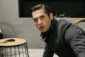 "Alles was zählt": Deniz sitzt in der Falle - wird Vincent ihn entdecken?