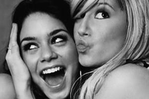 Im Gegensatz zum Film sind Vanessa Hudgens (l.) und Ashley Tisdale im echten Leben beste Freundinnen