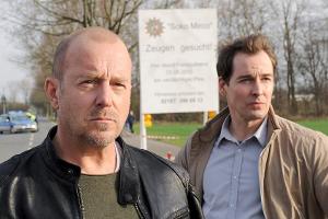 "Ein Kind wird gesucht": Ingo Thiel (Heino Ferch, l.) und Mario Eckartz (Felix Kramer) suchen nach Zeugen für das Verschwind...