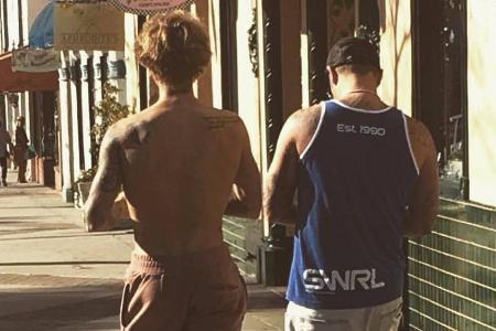 Justin Bieber schlendert Oberkörperfrei neben seinem Vater Jeremy Bieber