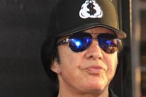 "Ich bin noch nie voll drauf gewesen", sagt Gene Simmons stolz