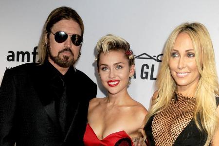 Miley Cyrus (m.) gratuliert ihren Eltern Billy Ray und Tish zu 24 Jahren Ehe