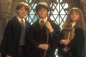 Harry (Daniel Radcliffe, M.), Ron (Rupert Grint) und Hermine (Emma Watson) im Film "Harry Potter und der Stein der Weisen"