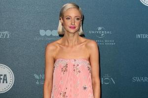 Andrea Riseboroughs hellblonde Haare passen toll zu dem rosa Kleid