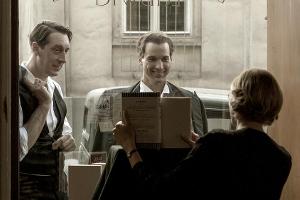 Der junge Schriftsteller Kästner (Florian David Fitz, Mitte) und sein Freund und Zeichner Erich Ohser (Hans Löw) stehen vor ...