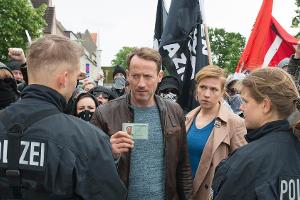 "Tatort: Dunkle Zeit": Die Ermittler Falke (Wotan Wilke Möhring) und Julia Grosz (Franziska Weisz) bei einer Demo