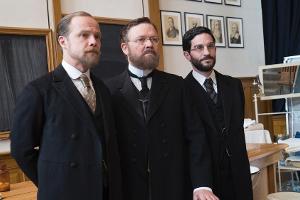 Berühmte Forscher an der Charité: Emil Behring (Matthias Koeberlin, l.), Robert Koch (Justus von Dohnanyi, M.) und Paul Ehrl...