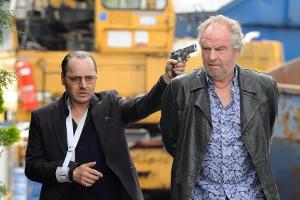 "Schwarzach 23 - Und die Hand des Todes": Hermann Böhm (Thomas Schmauser, l.) bedroht Germinger Senior (Friedrich von Thun)