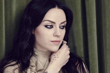 Amy Macdonalds Hände und Arme zieren mehrere Tattoos