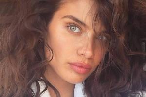 "Victoria's Secret"-Engel Sara Sampaio vereint gleich zwei Trends auf einmal: No Make-up und wilde Locken