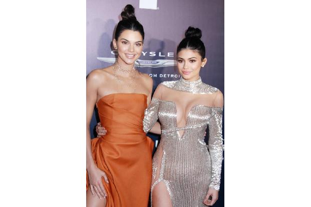 Buns im Doppelpack gab es von Kendall und Kylie Jenner bei den diesjährigen Golden Globes. Dass...