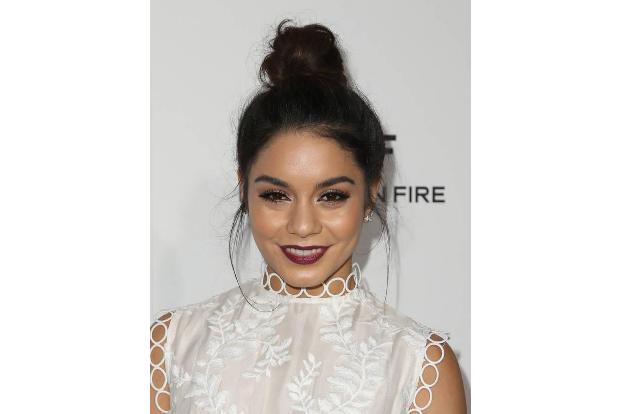 ...lässig und ohne viel Mühe wirkt der Style, wenn aus dem Dutt ein paar Strähnen fallen. So wie bei Vanessa Hudgens oder...