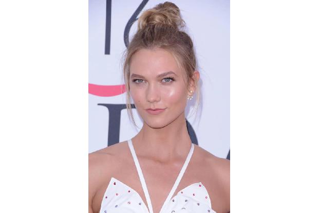 ...Topmodel Karlie Kloss. Sie zog für ihre Variante keinen Scheitel und nahm alle Haare geschlossen nach hinten. Bei...