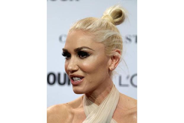 ...auch sie wählte eine etwas außergewöhnlichere Variante, war der Knoten bei Gwen Stefani doch eher eine Schleife. Super...