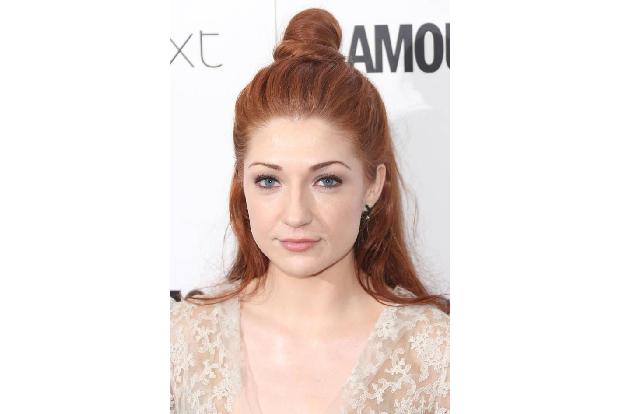 ...ehemalige Kollegin von 'Girls Aloud', Nicola Roberts, führte dagegen eine weitere Variante vor: der Half Bun, bei dem nur...