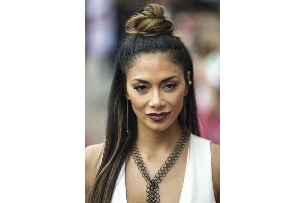 ...wie auch Nicole Scherzinger. Dieser Look steht vor allem Frauen mit längeren Haaren, die mal etwas anderes mit ihrer Fris...