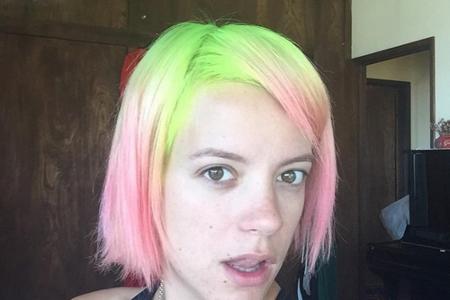 No-Make-Up in Verbindung mit Grellgrün: UK-Star Lily Allen kennt da nichts