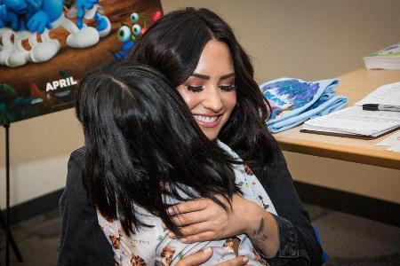 Demi Lovatos Besuch wird diese kleine Patientin wohl nie vergessen