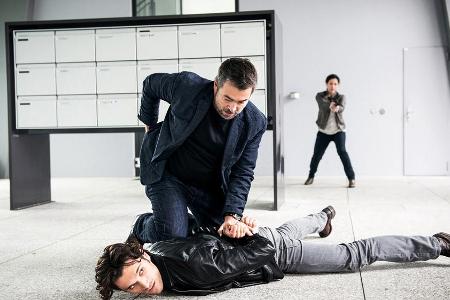 Reto Flückiger (Stefan Gubser, kniend) verhaftet einen Verdächtigen (Vladimir Korneev)