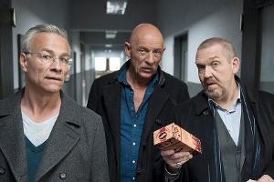 "Tatort: Freddy tanzt": Max Ballauf (Klaus J. Behrendt, l.) und Freddy Schenk (Dietmar Bär, r.) mit Rechtsmediziner Dr. Jose...
