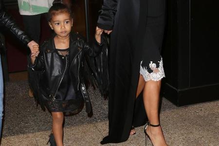 Auch Kim Kardashians Tochter North ist schon eine richtige kleine Stilikone. So wie hier in süßen Yeezy-Sneakern, die ihr Pa...