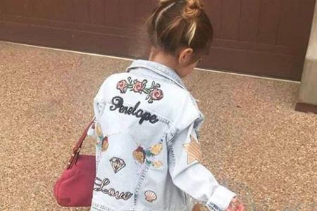 North Wests Cousine, Penelope Disick, ist ebenfalls eine kleine Fashionista. Mit ihren rosa Fell-Schlappen und der Jeansjack...