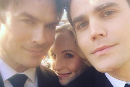 Candice King mit Ian Somerhalder (l.) und Paul Wesley bei den Dreharbeiten zur achten Staffel von 