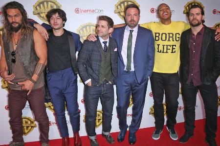 Bei der CinemaCon in Las Vegas (v.l.): Jason Mamoa, Ezra Miller, Regisseur Zack Snyder, Ben Affleck, Ray Fisher und Henry Ca...