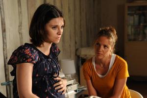 "Lena Lorenz: Geliehenes Glück": Lena Lorenz (Patricia Aulitzky, r.) hat die hochschwangere Katerina Nowak (Natalia Rudziewi...