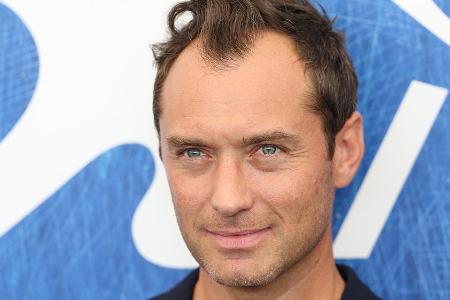 Das wird wohl nichts mit der Cabrio-Fahrt im Frühling - Jude Law muss seinen Oldtimer jetzt erst einmal in die Werkstatt bri...