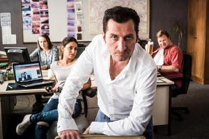 "Bierleichen. Ein Paschakrimi": Kommissar Zeki Demirbilek (Tim Seyfi, M.) mit seinem "Migra"-Team